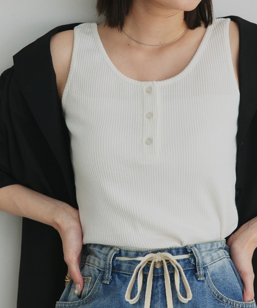 ad thie(アドティエ)の「前ボタン ヘンリー タンクトップ(タンクトップ・レディース・オフホワイト/ラベンダー/グリーン/アイボリー/ブラック/ライトブルー/ミント/グレー・FREE)」の2枚目の写真
