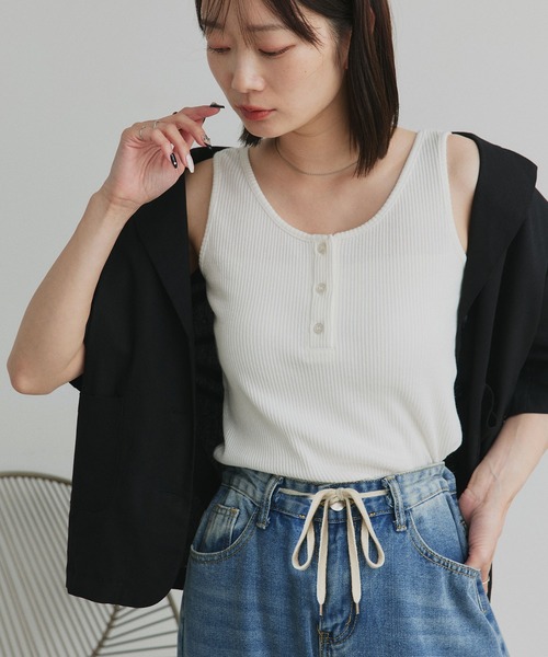 ad thie(アドティエ)の「前ボタン ヘンリー タンクトップ(タンクトップ・レディース・オフホワイト/ラベンダー/グリーン/アイボリー/ブラック/ライトブルー/ミント/グレー・FREE)」の11枚目の写真