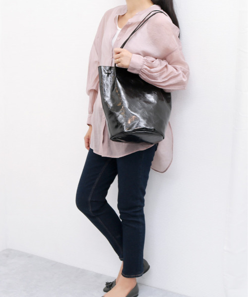 cache cache（カシュ カシュ）の「カシュカシュ cachecache / クラッシュメタリック肩入れバケツトートバッグ（トートバッグ・レディース・ブラック/シルバー系その他/シルバー/ゴールド・FREE）」の8枚目の写真