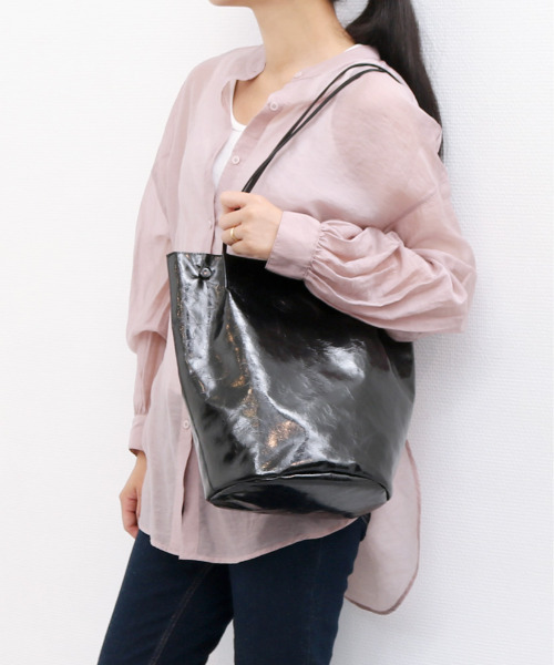 cache cache（カシュ カシュ）の「カシュカシュ cachecache / クラッシュメタリック肩入れバケツトートバッグ（トートバッグ・レディース・ブラック/シルバー系その他/シルバー/ゴールド・FREE）」の9枚目の写真