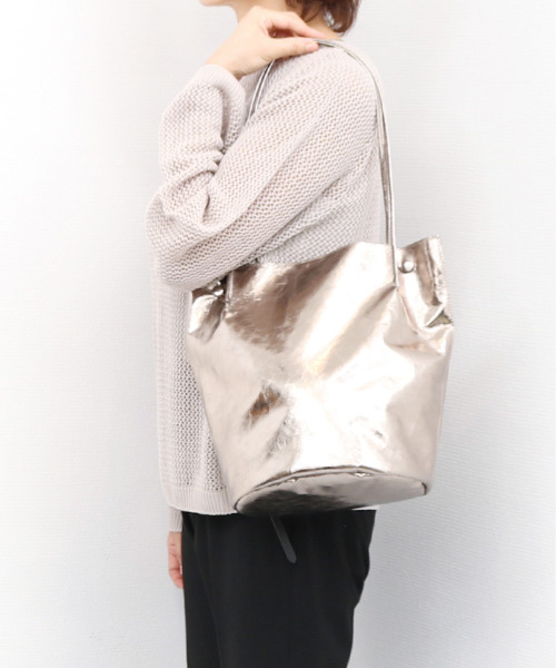 cache cache（カシュ カシュ）の「カシュカシュ cachecache / クラッシュメタリック肩入れバケツトートバッグ（トートバッグ・レディース・ブラック/シルバー系その他/シルバー/ゴールド・FREE）」の10枚目の写真