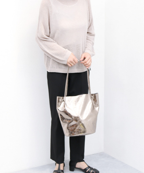 cache cache（カシュ カシュ）の「カシュカシュ cachecache / クラッシュメタリック肩入れバケツトートバッグ（トートバッグ・レディース・ブラック/シルバー系その他/シルバー/ゴールド・FREE）」の7枚目の写真