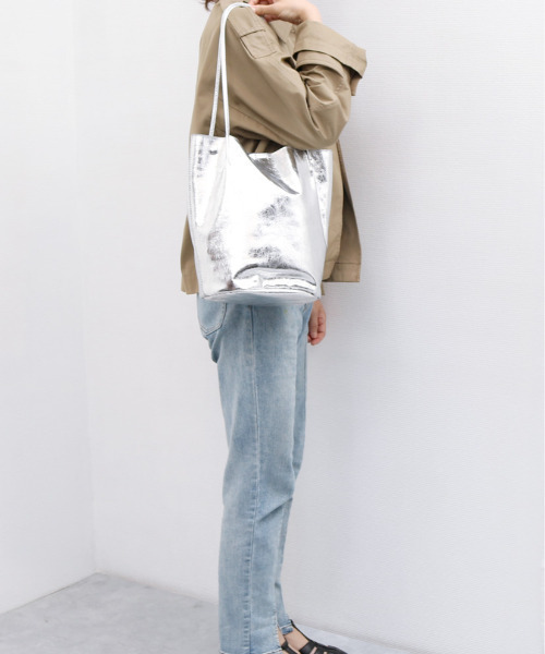 cache cache（カシュ カシュ）の「カシュカシュ cachecache / クラッシュメタリック肩入れバケツトートバッグ（トートバッグ・レディース・ブラック/シルバー系その他/シルバー/ゴールド・FREE）」の5枚目の写真