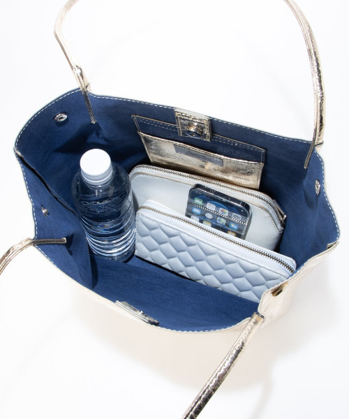 cache cache（カシュ カシュ）の「カシュカシュ cachecache / クラッシュメタリック肩入れバケツトートバッグ（トートバッグ・レディース・ブラック/シルバー系その他/シルバー/ゴールド・FREE）」の15枚目の写真