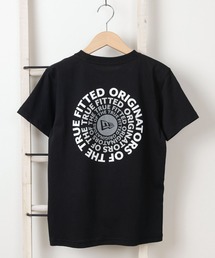 NEW ERA（ニューエラ）の「【NEW　ERA/ニューエラ】Circle OOTTF ブラック×グラデーションカラー バックプリント サークルロゴ 半袖Tシャツ【 140ｃｍ-160ｃｍ】レギュラーフィット/ブラック（Tシャツ/カットソー・キッズ）」