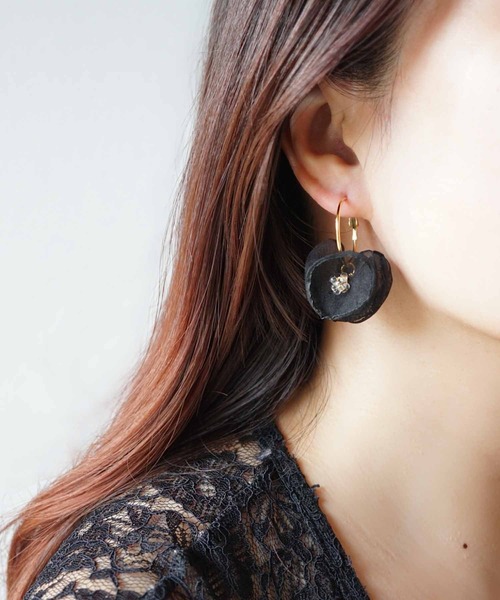CERCA(チェルカ)の「jolie minette/2way ふわふわ レース フープピアス(ピアス(両耳用)・レディース・ベージュ/ブラック/ホワイト/ブラウン/ブルー系/ピンク系・FREE)」の2枚目の写真