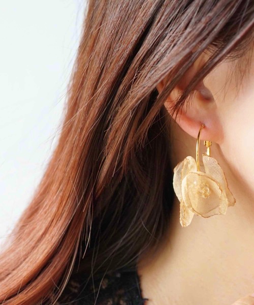 CERCA(チェルカ)の「jolie minette/2way ふわふわ レース フープピアス(ピアス(両耳用)・レディース・ベージュ/ブラック/ホワイト/ブラウン/ブルー系/ピンク系・FREE)」の10枚目の写真