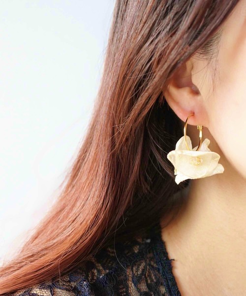 CERCA(チェルカ)の「jolie minette/2way ふわふわ レース フープピアス(ピアス(両耳用)・レディース・ベージュ/ブラック/ホワイト/ブラウン/ブルー系/ピンク系・FREE)」の11枚目の写真