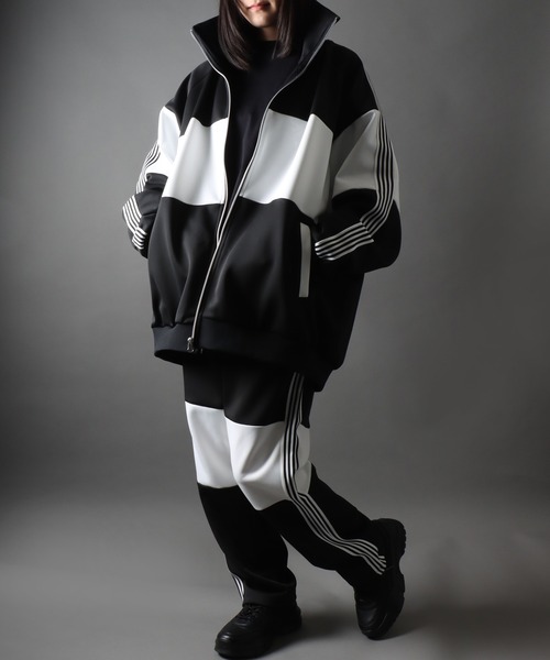 SITRY(シトリー)の「Big silhouette high collar switching Jersey / ビッグシルエット 切り替え ジャージ(ジャージ・メンズ・ブラック/サックスブルー・M/L)」の19枚目の写真