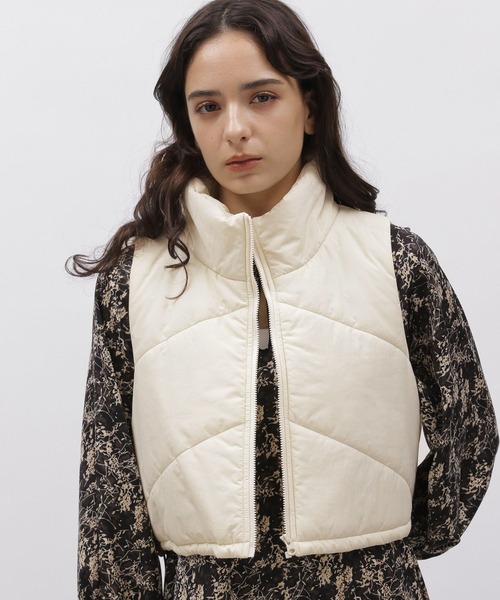 LAKOLE（ラコレ）の「シェブロンキルトクロップVベスト / 966828（ダウンベスト・レディース・アイボリー/カーキ/ブラック・MEDIUM/SMALL）」の2枚目の写真