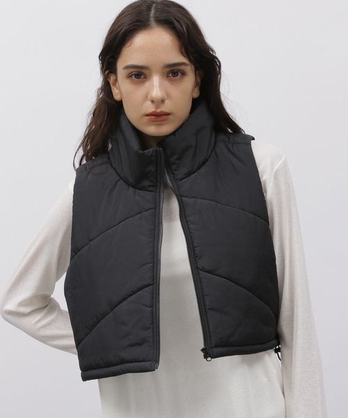 LAKOLE（ラコレ）の「シェブロンキルトクロップVベスト / 966828（ダウンベスト・レディース・アイボリー/カーキ/ブラック・MEDIUM/SMALL）」の6枚目の写真