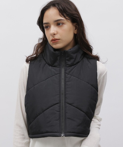 LAKOLE（ラコレ）の「シェブロンキルトクロップVベスト / 966828（ダウンベスト・レディース・アイボリー/カーキ/ブラック・MEDIUM/SMALL）」の9枚目の写真