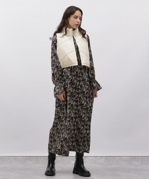 LAKOLE（ラコレ）の「シェブロンキルトクロップVベスト / 966828（ダウンベスト・レディース・アイボリー/カーキ/ブラック・MEDIUM/SMALL）」の10枚目の写真