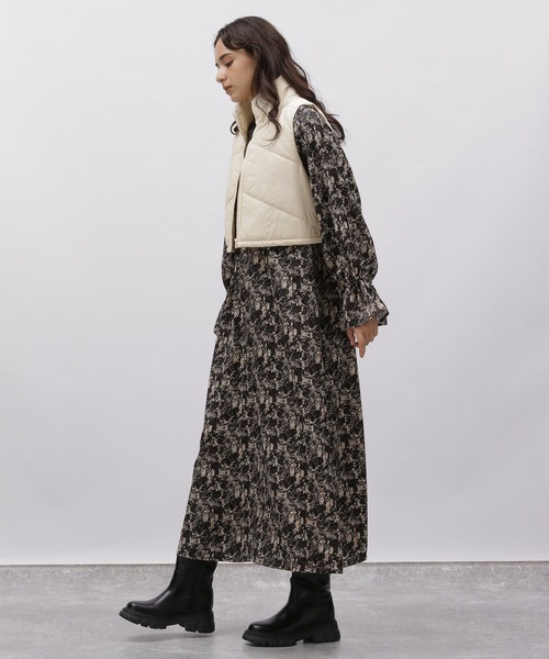 LAKOLE（ラコレ）の「シェブロンキルトクロップVベスト / 966828（ダウンベスト・レディース・アイボリー/カーキ/ブラック・MEDIUM/SMALL）」の11枚目の写真