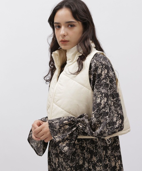 LAKOLE（ラコレ）の「シェブロンキルトクロップVベスト / 966828（ダウンベスト・レディース・アイボリー/カーキ/ブラック・MEDIUM/SMALL）」の14枚目の写真