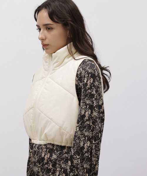 LAKOLE（ラコレ）の「シェブロンキルトクロップVベスト / 966828（ダウンベスト・レディース・アイボリー/カーキ/ブラック・MEDIUM/SMALL）」の15枚目の写真