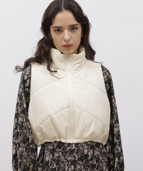 LAKOLE（ラコレ）の「シェブロンキルトクロップVベスト / 966828（ダウンベスト・レディース・アイボリー/カーキ/ブラック・MEDIUM/SMALL）」の16枚目の写真