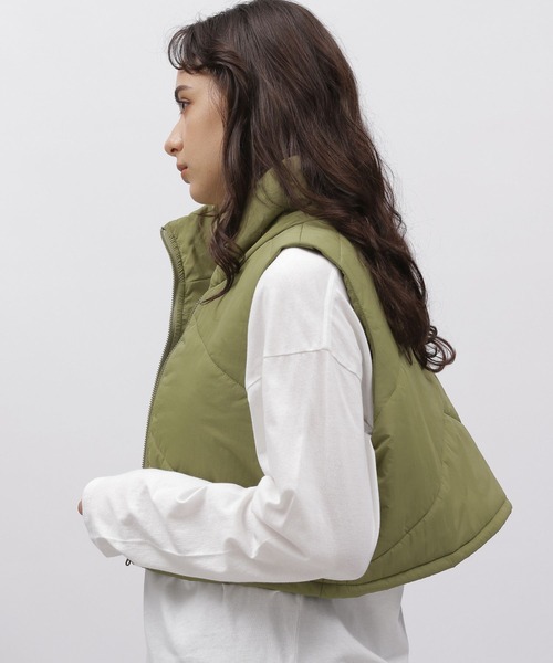 LAKOLE（ラコレ）の「シェブロンキルトクロップVベスト / 966828（ダウンベスト・レディース・アイボリー/カーキ/ブラック・MEDIUM/SMALL）」の18枚目の写真