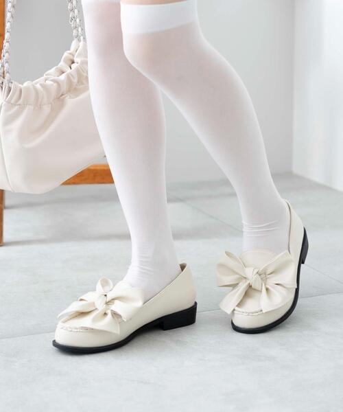 WEGO（ウィゴー）の「WEGO/リボンローファー（ローファー・レディース・ブラック系その他2/アイボリー/ブラック・MEDIUM/LARGE）」の2枚目の写真