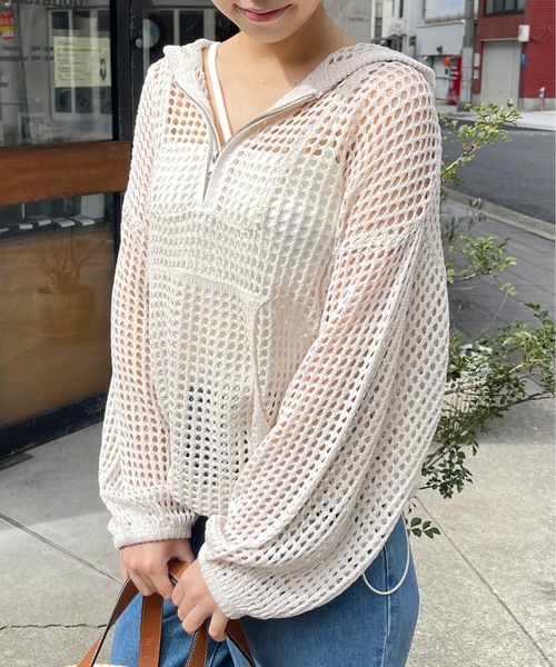 Meli rich（メリーリッチ）の「フード付きメッシュニットプルオーバー（ニット/セーター・レディース・モカ/オフホワイト/ブルー/ブラック・MEDIUM）」の2枚目の写真