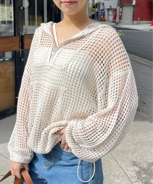 Meli rich（メリーリッチ）の「フード付きメッシュニットプルオーバー（ニット/セーター・レディース・モカ/オフホワイト/ブルー/ブラック・MEDIUM）」の5枚目の写真