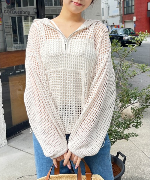 Meli rich（メリーリッチ）の「フード付きメッシュニットプルオーバー（ニット/セーター・レディース・モカ/オフホワイト/ブルー/ブラック・MEDIUM）」の7枚目の写真