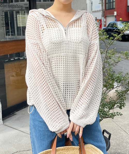 Meli rich（メリーリッチ）の「フード付きメッシュニットプルオーバー（ニット/セーター・レディース・モカ/オフホワイト/ブルー/ブラック・MEDIUM）」の8枚目の写真