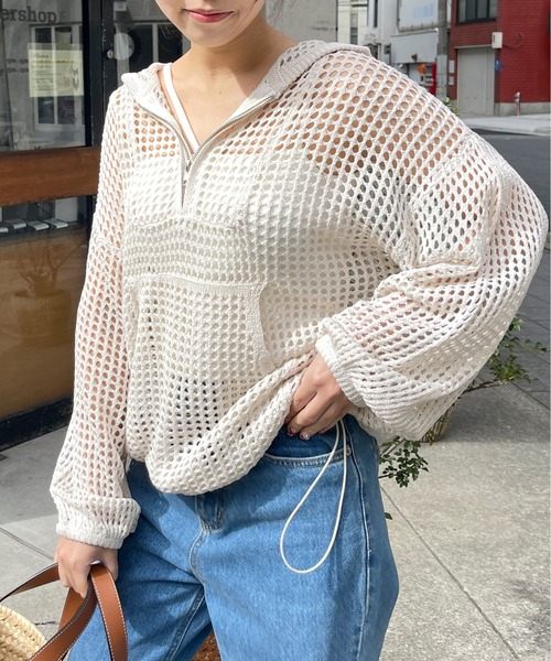 Meli rich（メリーリッチ）の「フード付きメッシュニットプルオーバー（ニット/セーター・レディース・モカ/オフホワイト/ブルー/ブラック・MEDIUM）」の16枚目の写真