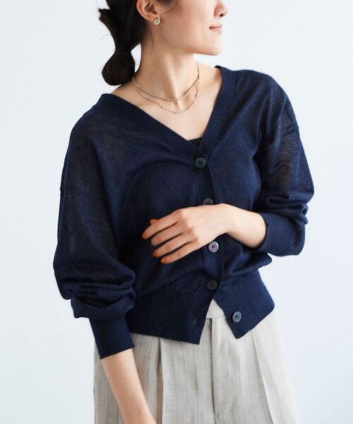 le.coeur blanc（ルクールブラン）の「シアーVネックカーディガン（カーディガン/ボレロ・レディース・オフホワイト/ラベンダー/ネイビー/ベージュ・38）」の3枚目の写真