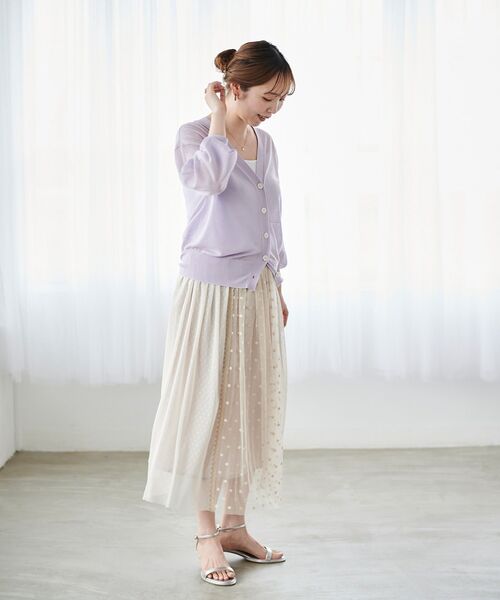 le.coeur blanc（ルクールブラン）の「シアーVネックカーディガン（カーディガン/ボレロ・レディース・オフホワイト/ラベンダー/ネイビー/ベージュ・38）」の6枚目の写真