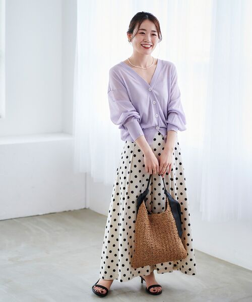 le.coeur blanc（ルクールブラン）の「シアーVネックカーディガン（カーディガン/ボレロ・レディース・オフホワイト/ラベンダー/ネイビー/ベージュ・38）」の7枚目の写真