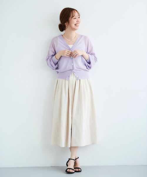 le.coeur blanc（ルクールブラン）の「シアーVネックカーディガン（カーディガン/ボレロ・レディース・オフホワイト/ラベンダー/ネイビー/ベージュ・38）」の10枚目の写真