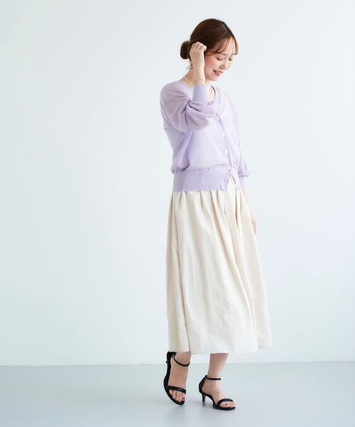 le.coeur blanc（ルクールブラン）の「シアーVネックカーディガン（カーディガン/ボレロ・レディース・オフホワイト/ラベンダー/ネイビー/ベージュ・38）」の11枚目の写真