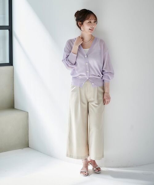 le.coeur blanc（ルクールブラン）の「シアーVネックカーディガン（カーディガン/ボレロ・レディース・オフホワイト/ラベンダー/ネイビー/ベージュ・38）」の12枚目の写真