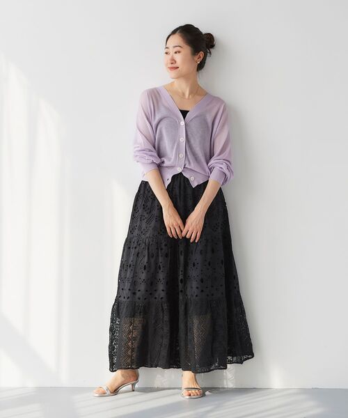 le.coeur blanc（ルクールブラン）の「シアーVネックカーディガン（カーディガン/ボレロ・レディース・オフホワイト/ラベンダー/ネイビー/ベージュ・38）」の14枚目の写真