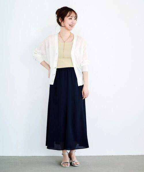 le.coeur blanc（ルクールブラン）の「シアーVネックカーディガン（カーディガン/ボレロ・レディース・オフホワイト/ラベンダー/ネイビー/ベージュ・38）」の20枚目の写真