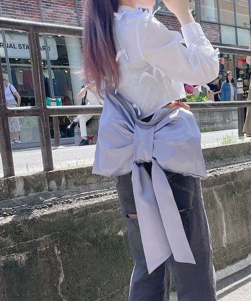 lilLilly（リルリリー）の「サテンビッグリボンバッグ（ショルダーバッグ・レディース・ダークグレー/ブルー/ホワイト・FREE）」の4枚目の写真