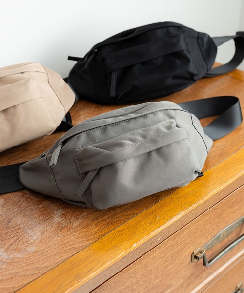 GLOBAL WORK（グローバルワーク）の「撥水スマらくボディバッグ/126876（ボディバッグ/ウエストポーチ・メンズ・グレー/ブラック/ベージュ・ONE SIZE）」の2枚目の写真