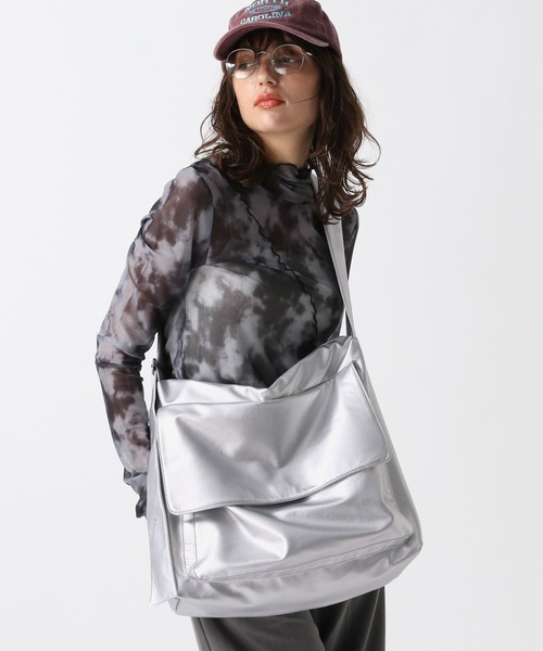 FOREVER 21(フォーエバー トゥエンティーワン)の「ビッグショルダーバッグ(ショルダーバッグ・レディース・ブラック/シルバー・FREE)」の2枚目の写真