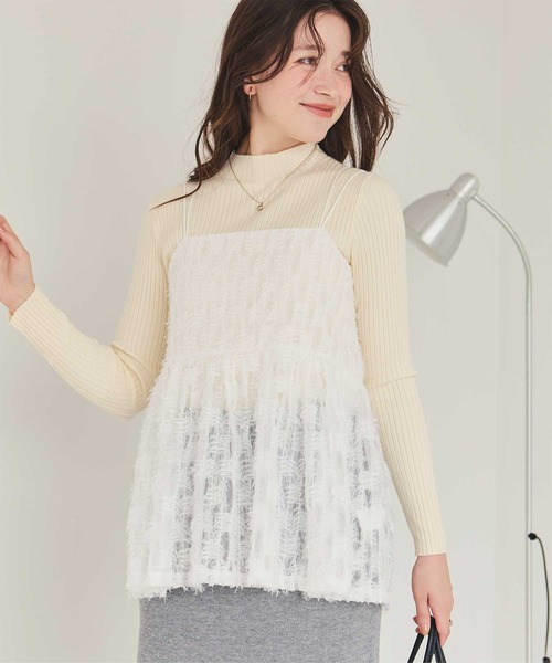 titivate(ティティベイト)の「フェザーチュールキャミソールトップス(キャミソール・レディース・オフホワイト/ブラック・M)」の1枚目の写真