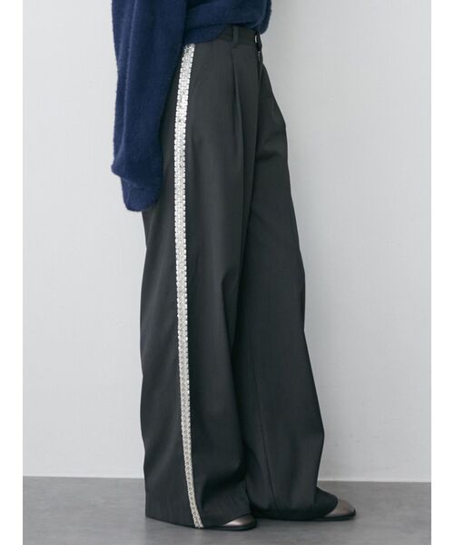 MURUA(ムルーア)の「ビジューラインパンツ(その他パンツ・レディース・グレー/ベージュ/ブラック・1/2)」の3枚目の写真