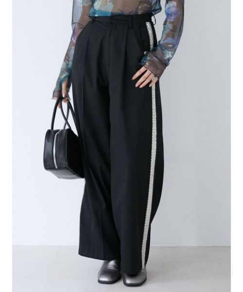 MURUA(ムルーア)の「ビジューラインパンツ(その他パンツ・レディース・グレー/ベージュ/ブラック・1/2)」の2枚目の写真