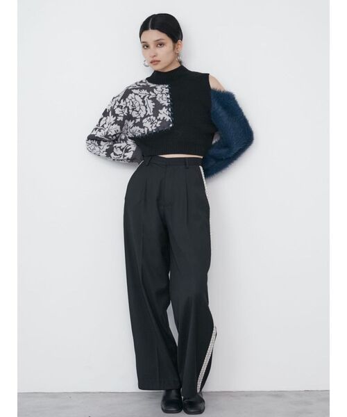 MURUA(ムルーア)の「ビジューラインパンツ(その他パンツ・レディース・グレー/ベージュ/ブラック・1/2)」の4枚目の写真