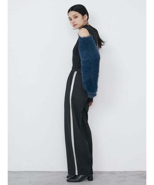 MURUA(ムルーア)の「ビジューラインパンツ(その他パンツ・レディース・グレー/ベージュ/ブラック・1/2)」の5枚目の写真