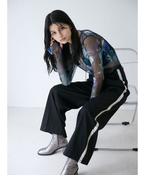 MURUA(ムルーア)の「ビジューラインパンツ(その他パンツ・レディース・グレー/ベージュ/ブラック・1/2)」の9枚目の写真