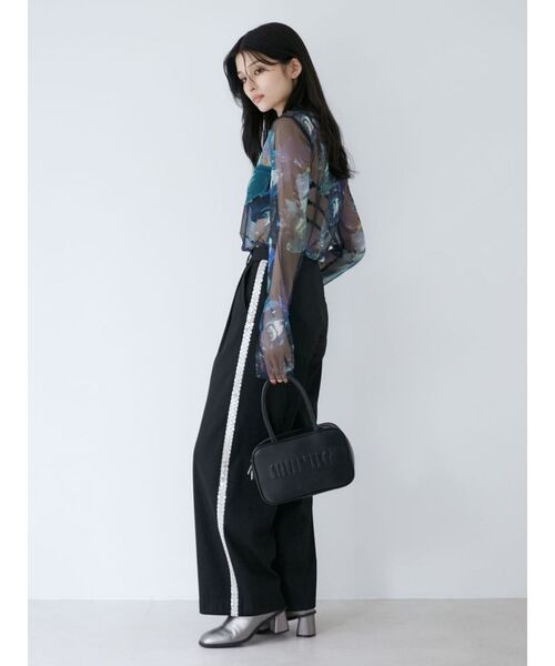 MURUA(ムルーア)の「ビジューラインパンツ(その他パンツ・レディース・グレー/ベージュ/ブラック・1/2)」の10枚目の写真