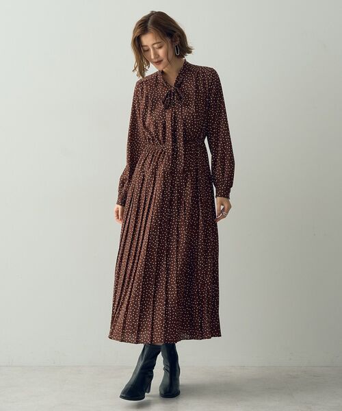 YECCA VECCA（イェッカヴェッカ）の「ランダムドット柄プリーツ