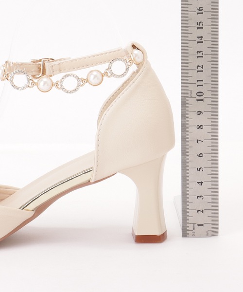 Lace Ladies(レースレディース)の「ビジュー ストラップ付き サイドオープン ポインテッド パンプス(パンプス・レディース・アイボリー・22.5cm/23cm/23.5cm/24cm/24.5cm/25cm)」の9枚目の写真