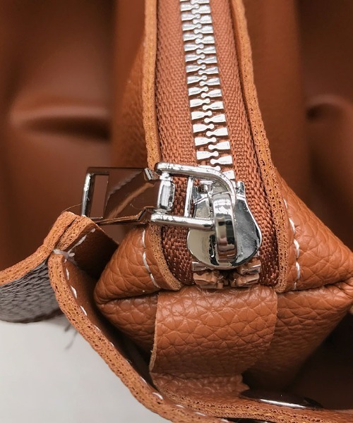 Futier land（フューティアランド）の「仕切りポーチ付き2wayバケットバッグ（ショルダーバッグ・レディース・ブラック/キャメル・FREE）」の4枚目の写真