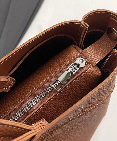 Futier land（フューティアランド）の「仕切りポーチ付き2wayバケットバッグ（ショルダーバッグ・レディース・ブラック/キャメル・FREE）」の7枚目の写真